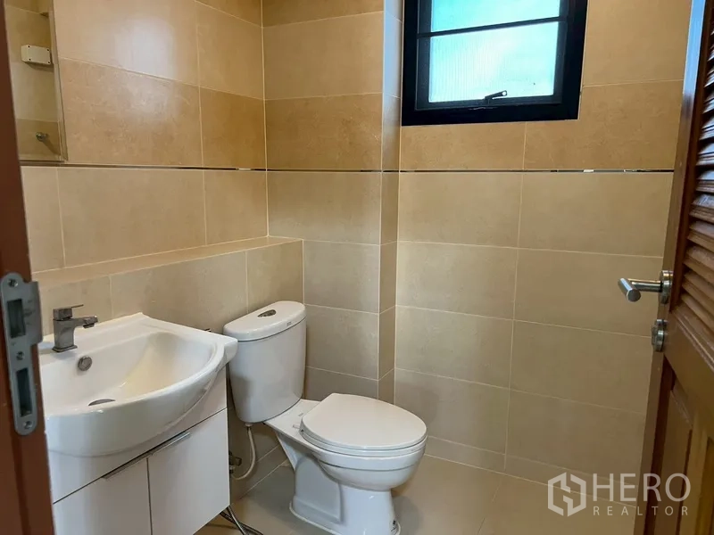 บ้าน ขายในPhra Khanong, Bangkok - ห้องน้ำรับแขกพร้อมอ่างล้างหน้า โถสุขภัณฑ์ และหน้าต่างฝ้า