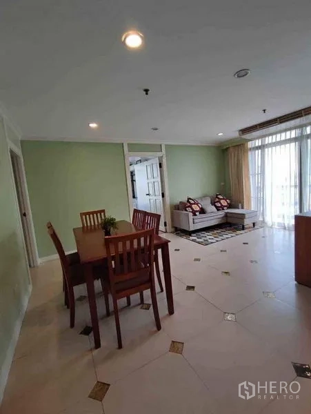 คอนโด ให้เช่าหรือขายในWatthana, Bangkok - พื้นที่นั่งเล่นและรับประทานอาหารแบบโอเพ่นแปลน มีโต๊ะ โซฟา และประตูระเบียง