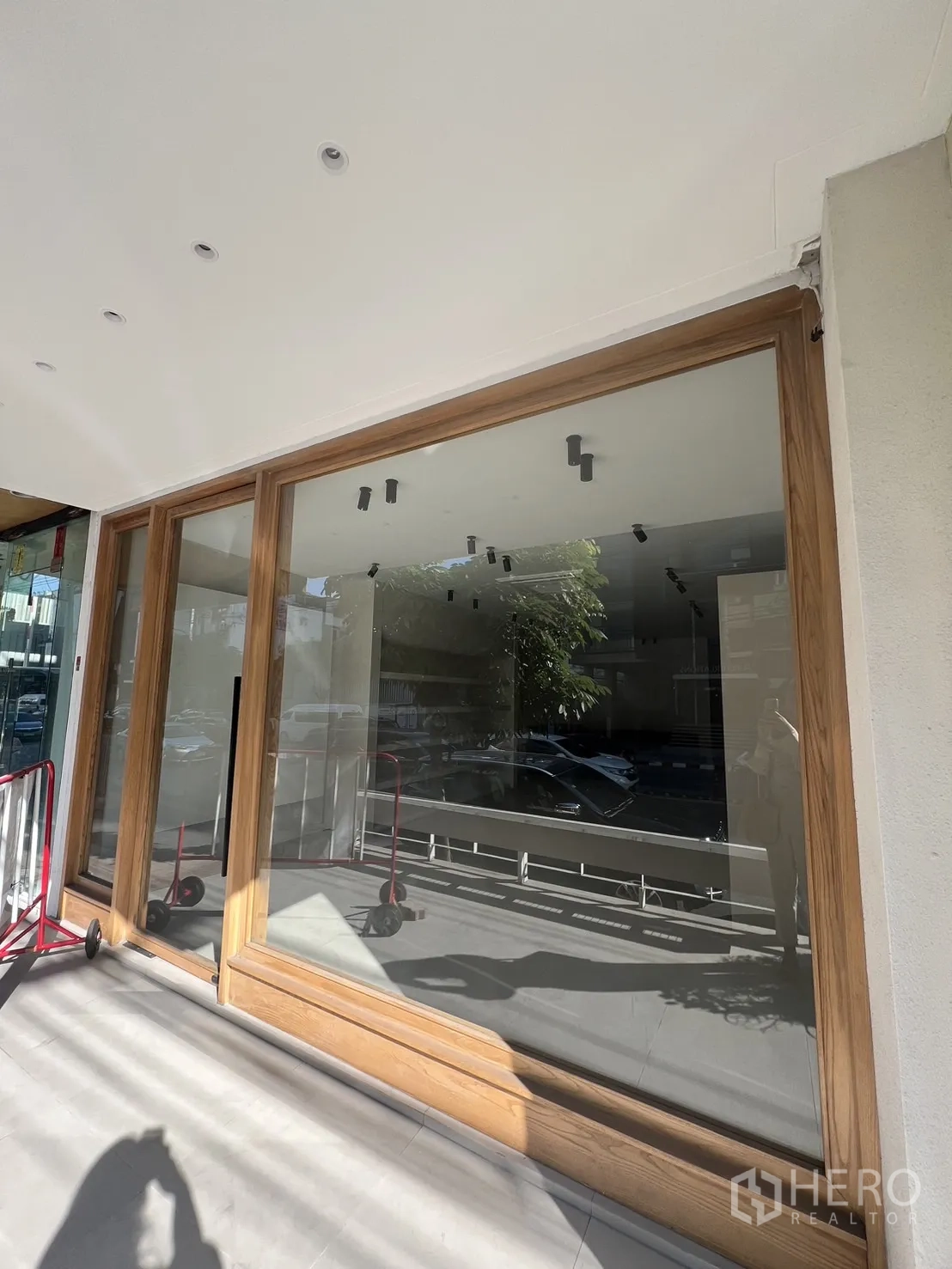 零售空间 出租在Bangkok - 街边店面，落地玻璃与木质框架，位于通罗