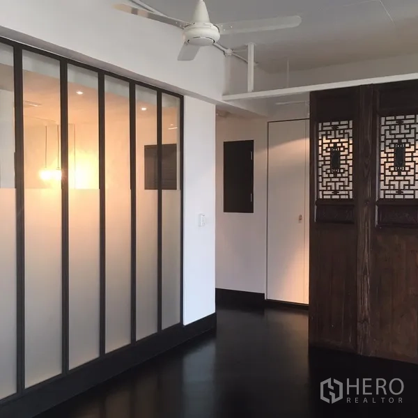 คอนโด ให้เช่าในWatthana, Bangkok - ห้องพร้อมแผงกระจกฝ้า พัดลมเพดาน และฉากกั้นไม้ลายฉลุ.