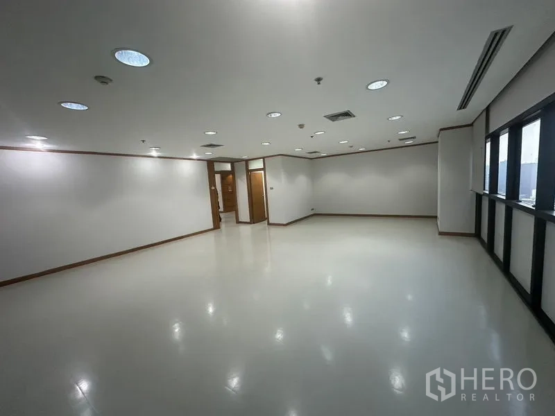 สำนักงาน ให้เช่าในPhaya Thai, Bangkok - พื้นที่ทำงานเปิดโล่งขนาดใหญ่ มีไฟฝังฝ้า ช่องแอร์ และแนวหน้าต่างยาว