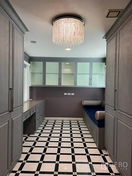 Detached House for rent in Bang Kapi, Bangkok - Walk-in wardrobe with built-in cabinets, chandelier and checkerboard floor.