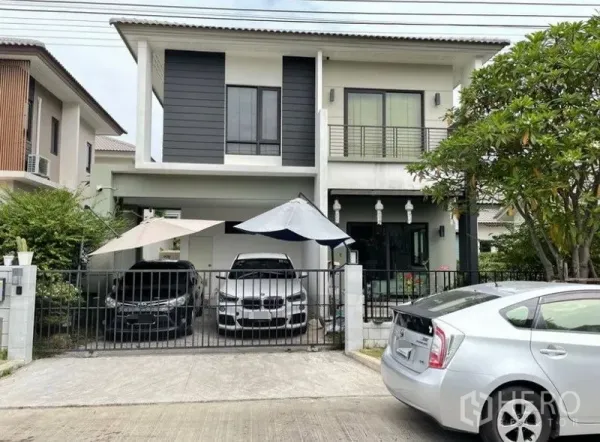 บ้าน ให้เช่า - บ้านเดี่ยวสองชั้น หน้าบ้านมีกำแพงรั้ว ประตูรีโมท และที่จอดรถในร่ม