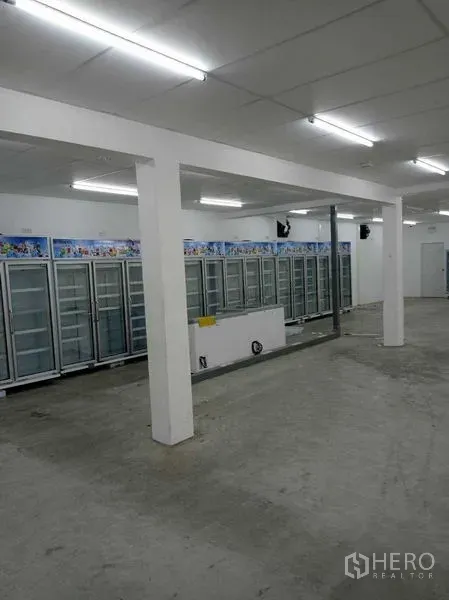 คลังสินค้า ให้เช่าในSathon, Bangkok - ภายในโกดังสว่าง พื้นคอนกรีต เสารับน้ำหนักสีขาว และตู้แช่กระจกเรียงตามผนัง