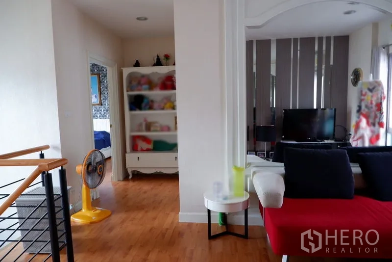 บ้าน ขายในSaphan Sung, Bangkok - โถงชั้นสอง พร้อมบันได ชั้นวางของ และพื้นไม้