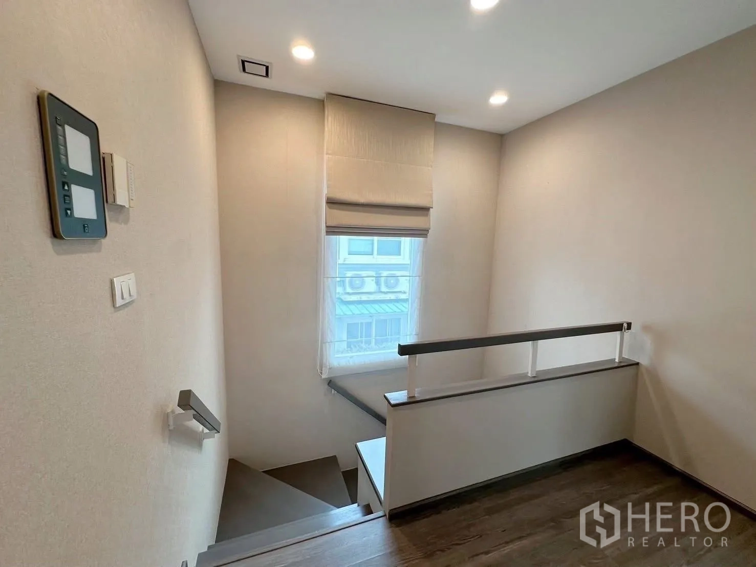 独立式住宅 出租或出售在Bang Phli, Samut Prakan - 浴室配大镜、台盆与玻璃淋浴房