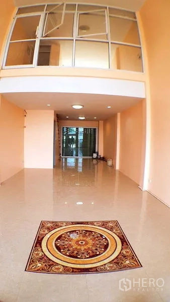 Shophouse for sale in Lam Luk Ka, Pathum Thani - High-ceiling shopfront with mezzanine and glass partition, ideal for retail or office use.