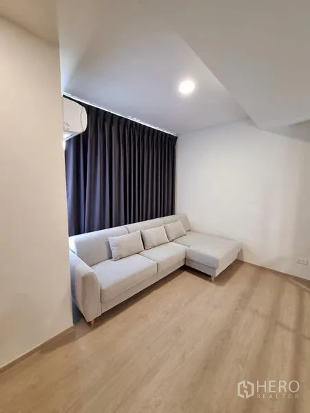 ทาวน์เฮาส์ ให้เช่า - มุมมองด้านหน้าทาวน์เฮ้าส์และโรงจอดรถมีประตูรั้ว