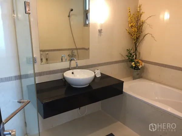 คอนโด ให้เช่าในRatchathewi, Bangkok - ห้องน้ำสไตล์โมเดิร์น มีอ่างอาบน้ำ อ่างล้างหน้าแบบวางบนเคาน์เตอร์ และตู้ Shower กระจก