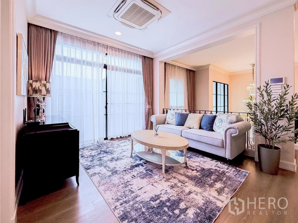 Detached House for rent in Saphan Sung, Bangkok - Upstairs family room with sofa, rug and balcony-style glazing.