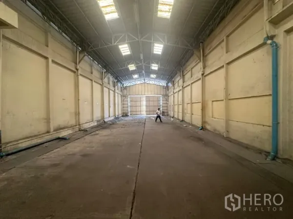 คลังสินค้า ให้เช่าในYan Nawa, Bangkok - ภายในโกดังโล่ง เพดานทรัสเหล็กสูง ช่องแสงสกายไลต์ และพื้นคอนกรีต