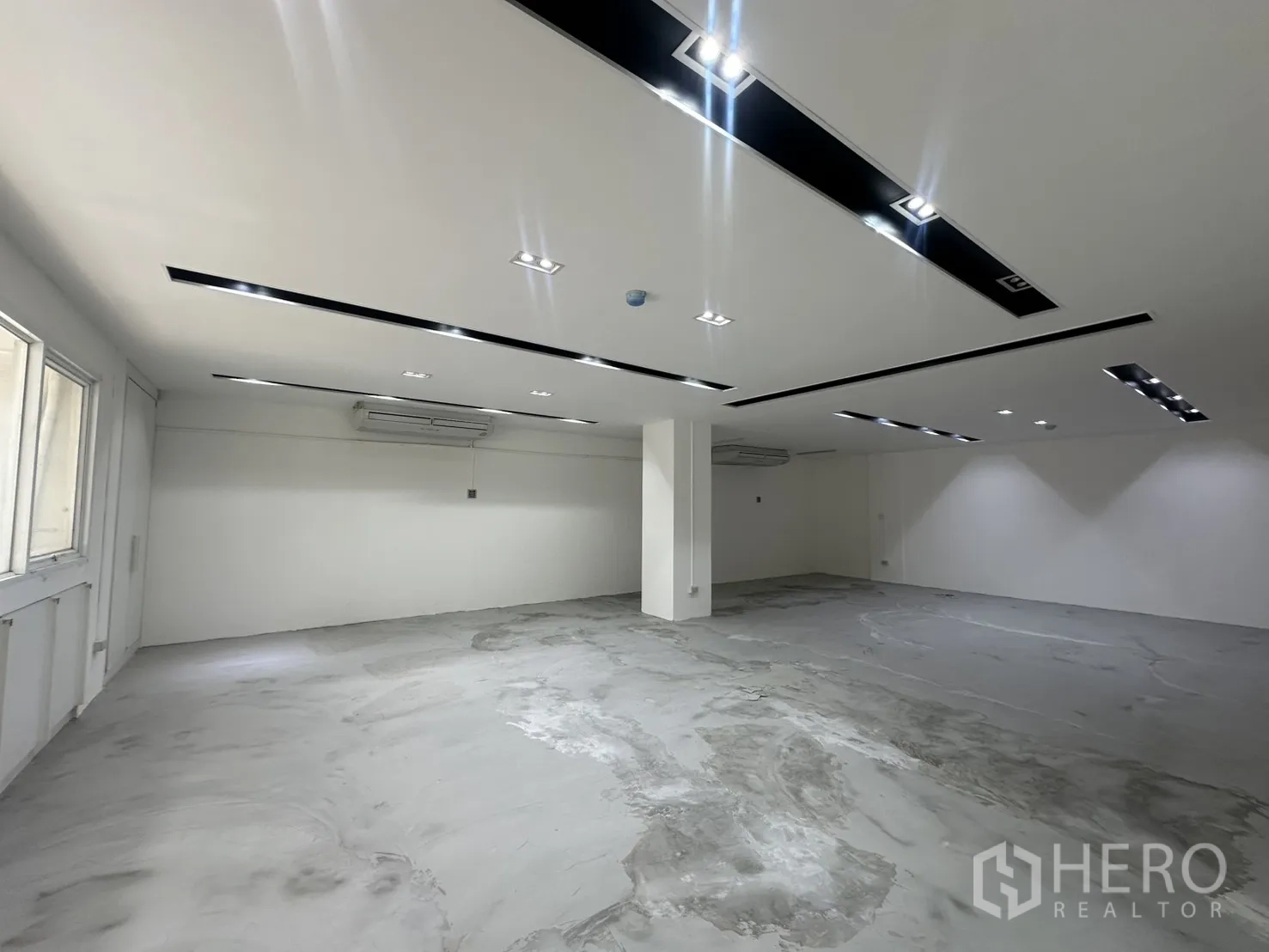ออฟฟิศ for rent in Pathum Wan, Bangkok - ห้องทำงานโล่งกว้าง ไฟเส้นบนฝ้าเพดานและเครื่องปรับอากาศหลายตัว