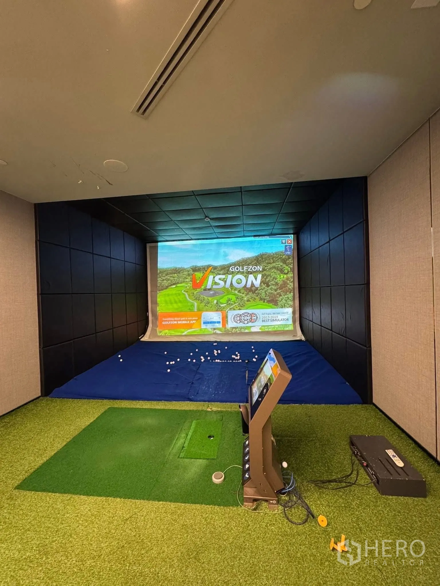 คอนโด for rent in Khlong Toei, Bangkok - ห้องซิมูเลเตอร์กอล์ฟในร่ม พร้อมจอ แผ่นไดรฟ์ และลูกกอล์ฟ