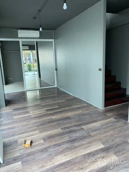 零售空间 出租在Huai Khwang, Bangkok - 狭长零售走廊，木地板、空调并可通向面向花园的玻璃门。