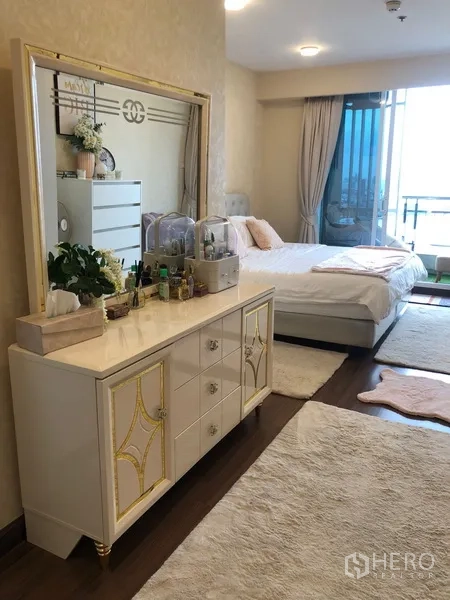 公寓 出售在Yan Nawa, Bangkok - 次卧带梳妆柜与大镜子，通往阳台。