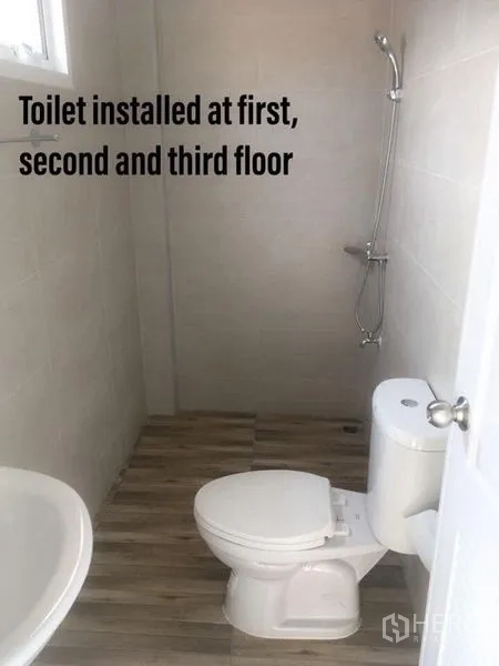 สำนักงานที่บ้าน ให้เช่าในMin Buri, Bangkok - ห้องน้ำสไตล์โมเดิร์นพร้อมฝักบัว โถสุขภัณฑ์ อ่างล้างมือ และหน้าต่าง