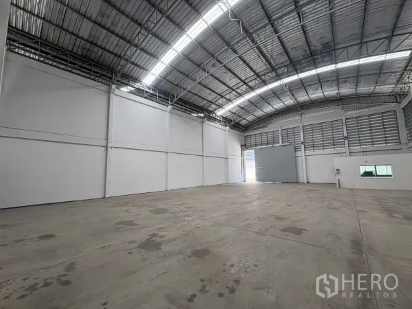 货栈 出租在Ban Phaeo, Samut Sakhon - 大跨度仓库，采光带与通风百叶充足，通往院区的大滑门清晰可见。