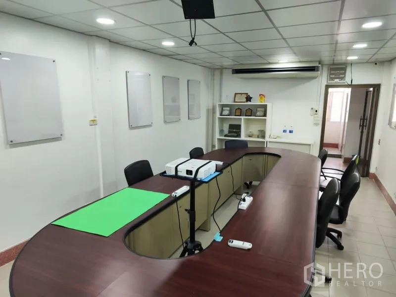 店屋 出租在Sathon, Bangkok - U形会议室，配旋转椅、投影设备与嵌灯天花。