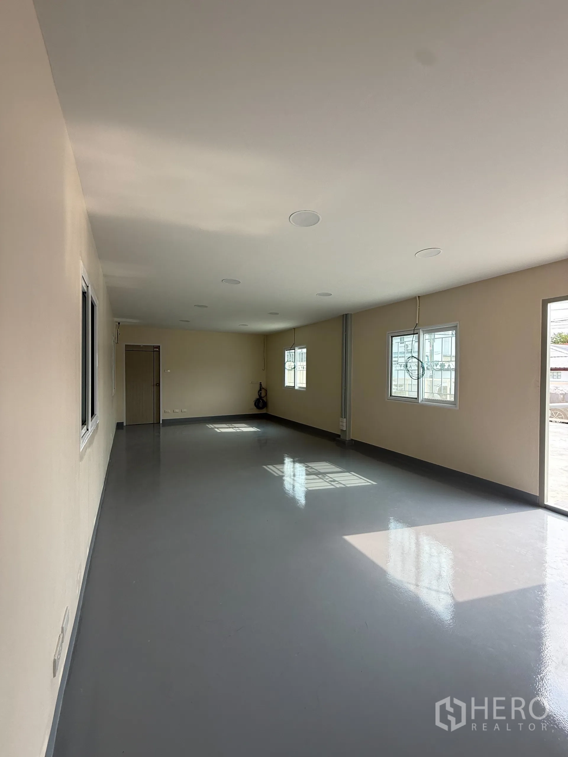 货栈 出租在Bang Khen, Bangkok - 仓库内办公房，采光良好，环氧地坪，适合行政或会议使用。