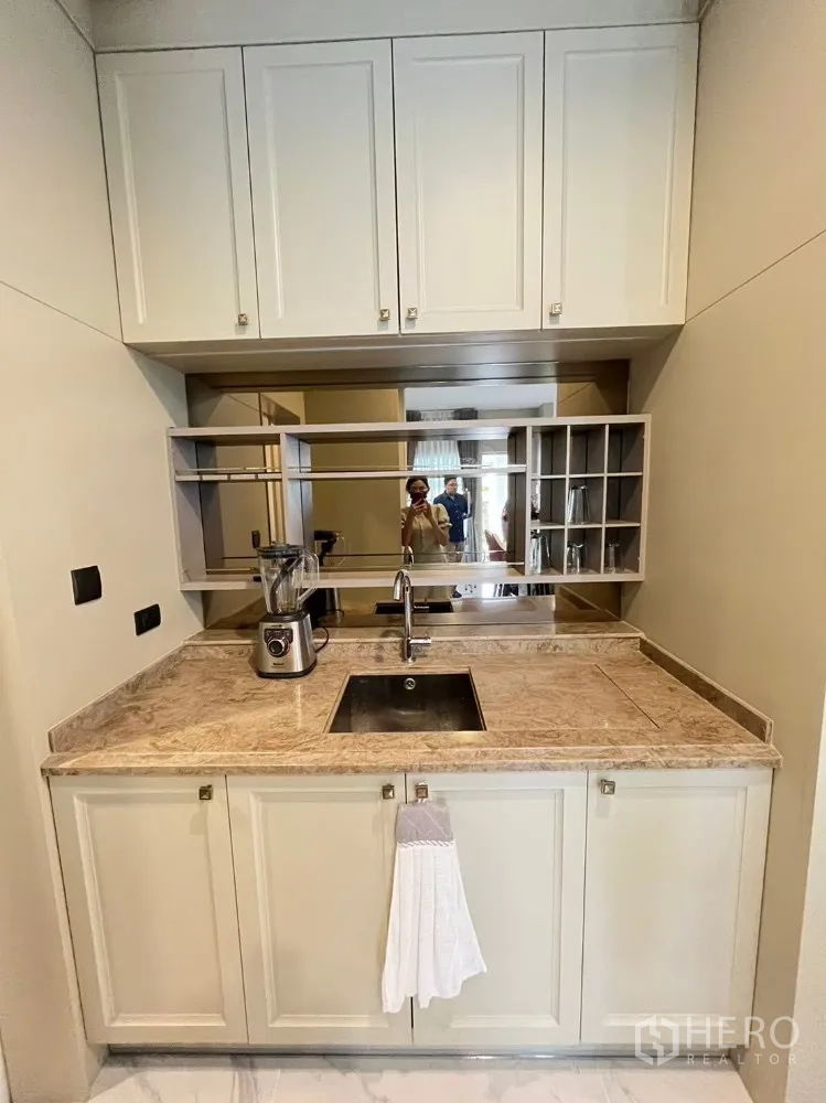 บ้าน ให้เช่าหรือขายในBang Khen, Bangkok - แพนทรี่บิลท์อิน ท็อปหิน ซิงก์และผนังกระจกเงา