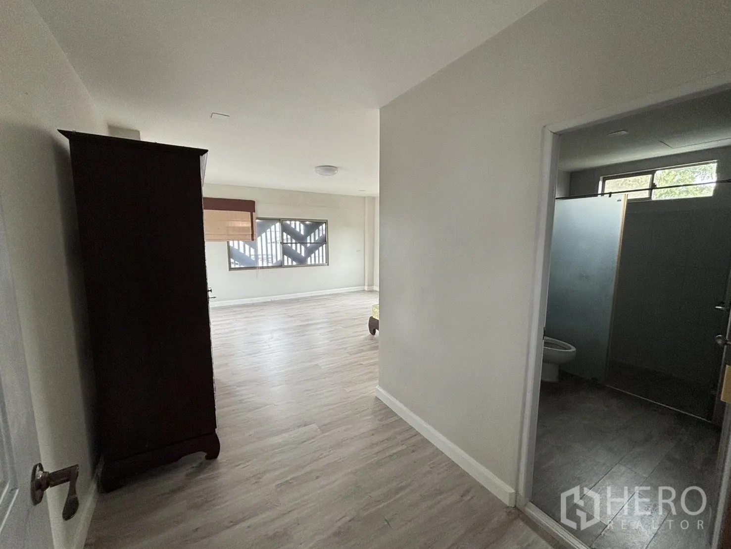 คลังสินค้า ให้เช่าหรือขายในWang Thonglang, Bangkok - ทางเข้าเบดรูมพร้อมห้องน้ำในตัว พื้นลามิเนตไม้