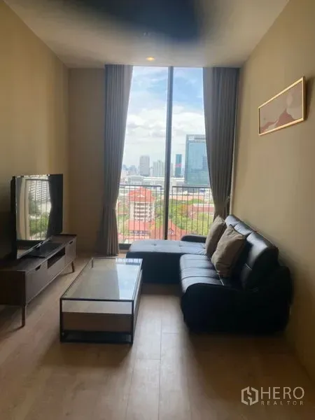 คอนโด ให้เช่าในWatthana, Bangkok - พื้นที่นั่งเล่นมีกระจกสูงจรดเพดาน มองเห็นวิวสกายไลน์กรุงเทพฯ