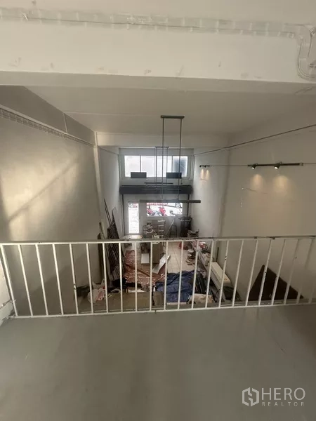 อาคารพาณิชย์ ให้เช่าในKhlong Toei, Bangkok - มุมมองชั้นลอยมองลงสู่โถงร้านสูงสองชั้นที่กำลังปรับปรุง.