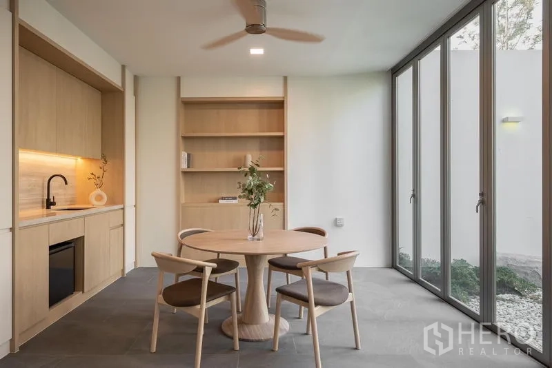 Detached House for rent in Saphan Sung, Bangkok - Garden room with round dining set, pantry and floor-to-ceiling sliding doors.