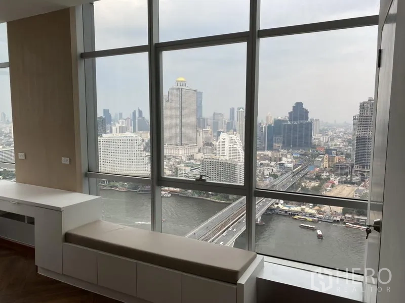 คอนโด ให้เช่าหรือขายในKhlong San, Bangkok - ม้านั่งริมหน้าต่างพร้อมตู้บิวท์อิน มองเห็นวิวสะพาน แม่น้ำ และเส้นขอบฟ้า