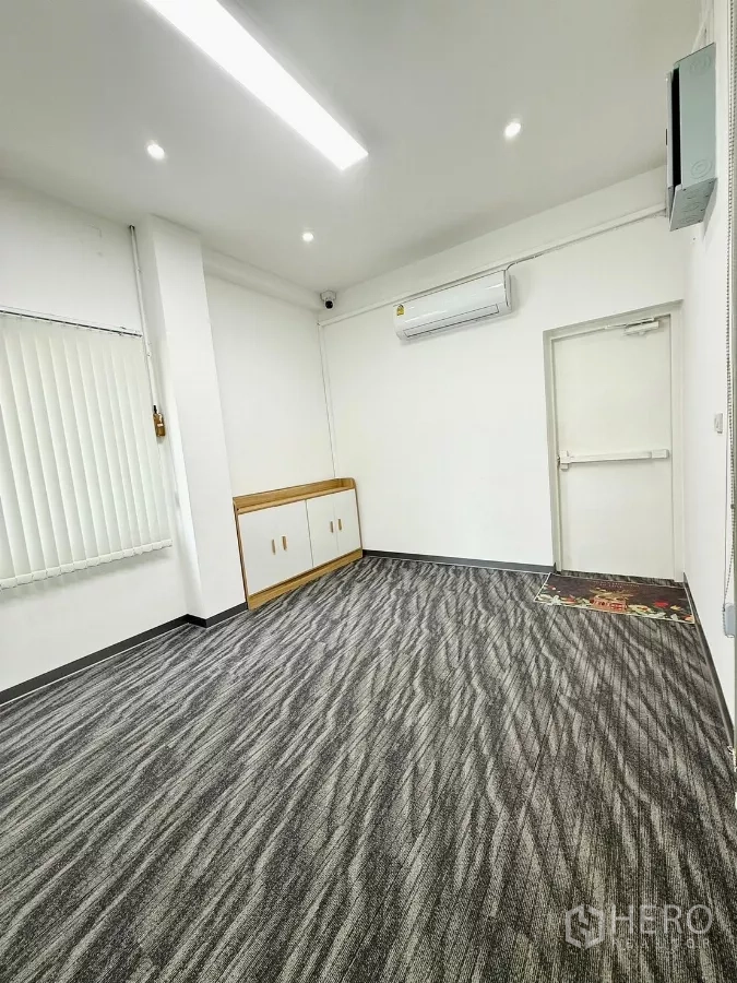 สำนักงานที่บ้าน ให้เช่าหรือขายในWang Thonglang, Bangkok - ห้องส่วนตัวปูพรมพร้อมแอร์ ตู้เก็บของ และประตูหนีไฟ
