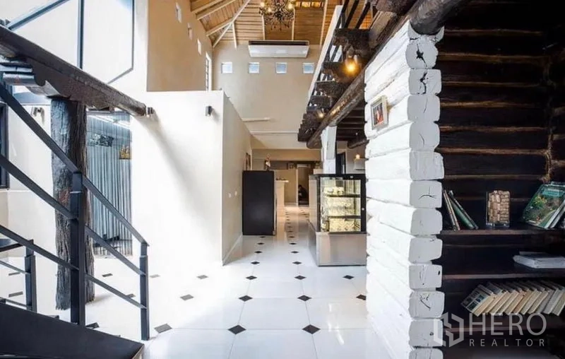 พื้นที่ขายปลีก ให้เช่าในKhlong Toei, Bangkok - โถงกว้างมีชั้นลอย โคมระย้า และตู้แช่ ภายใต้เพดานทรงจั่ว