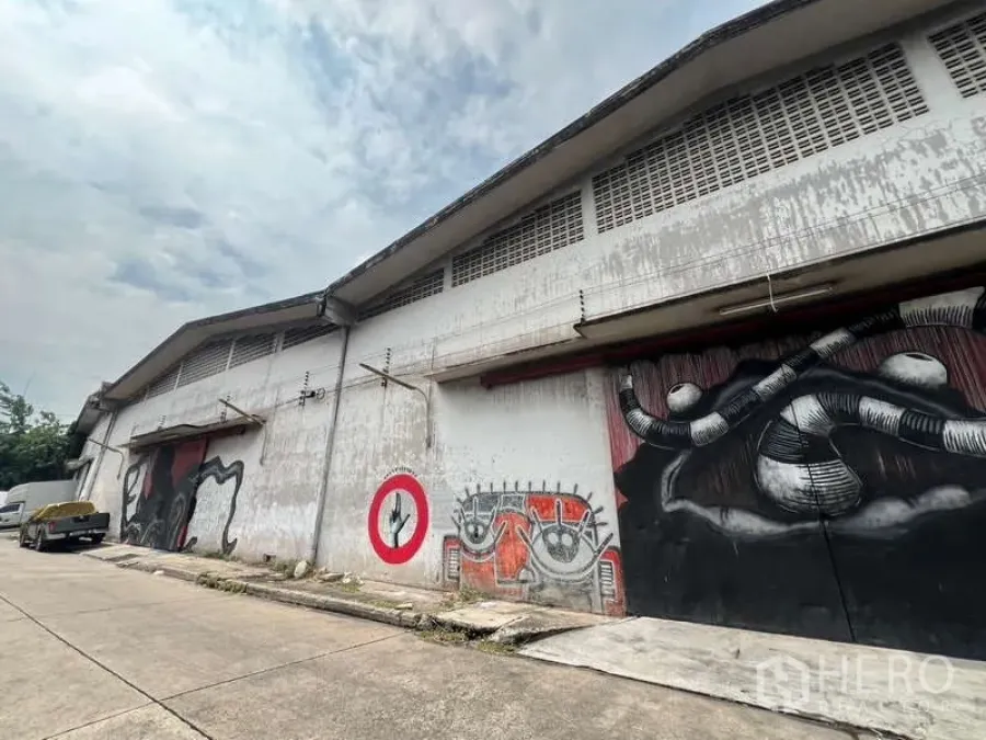 คลังสินค้า ให้เช่าในKhlong Toei, Bangkok - ด้านหน้าโกดัง ประตูม้วนกว้าง จุดโหลดสินค้า พร้อมภาพกราฟฟิตี