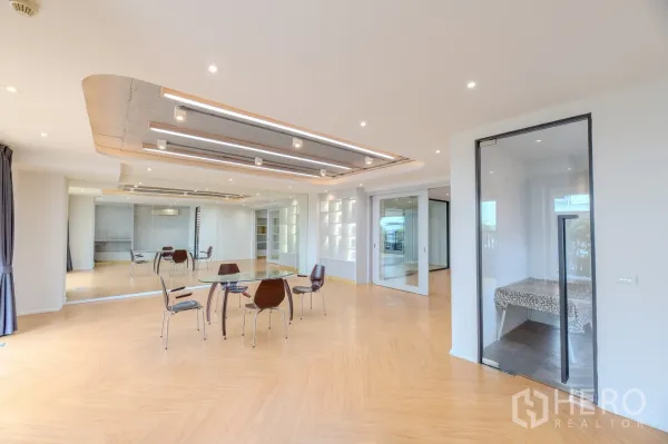 สำนักงาน ให้เช่าในWang Thonglang, Bangkok - พื้นที่ประชุมแบบเปิดโล่ง ผนังกระจก และไฟตกแต่งบนเพดาน