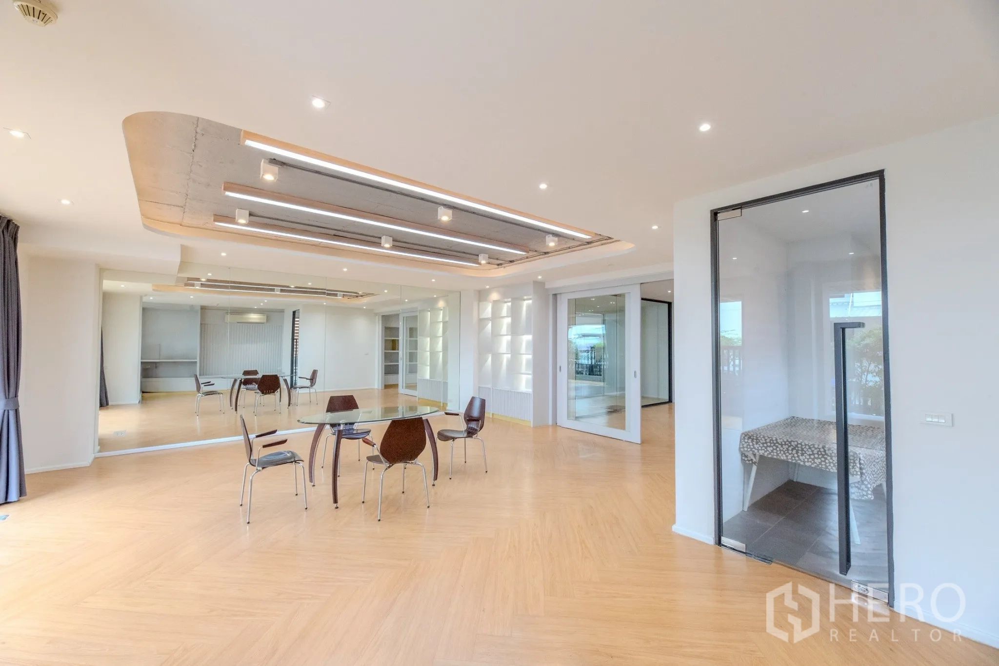 สำนักงาน ให้เช่าในWang Thonglang, Bangkok - พื้นที่ประชุมแบบเปิดโล่ง ผนังกระจก และไฟตกแต่งบนเพดาน