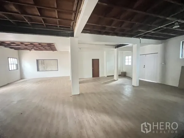 零售空间 出租在Watthana, Bangkok - 宽阔营业区，带立柱、大型墙体开口与采光窗户。