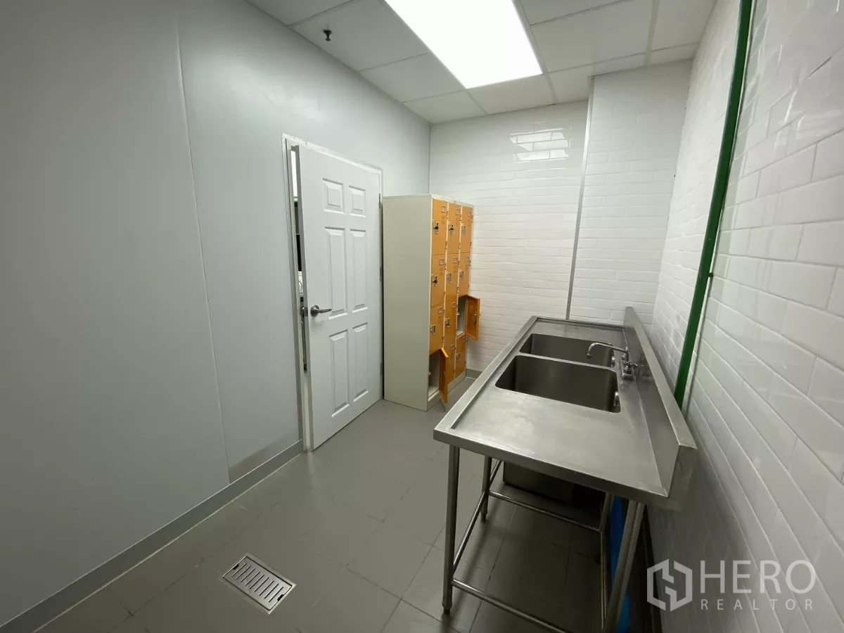 零售空间 出租 - 员工间，置物柜与不锈钢水槽，光线充足