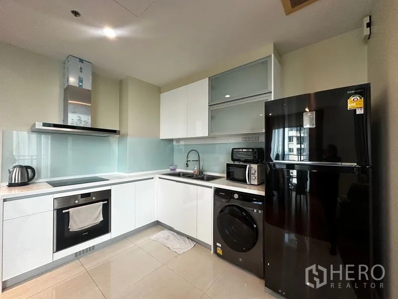 คอนโด ให้เช่าในKhlong Toei, Bangkok - ภาพระยะใกล้ของครัวรูปตัวแอล ตู้เงามันและเครื่องใช้ครบ