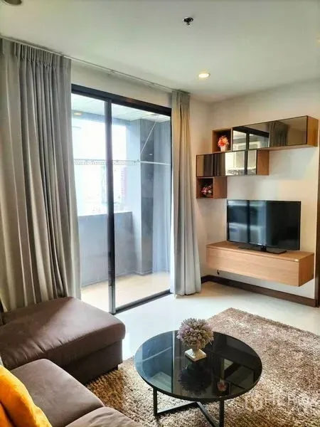 คอนโด ให้เช่าในWatthana, Bangkok - พื้นที่นั่งเล่นมีชั้นทีวี และประตูกระจกบานเลื่อนไปยังระเบียง