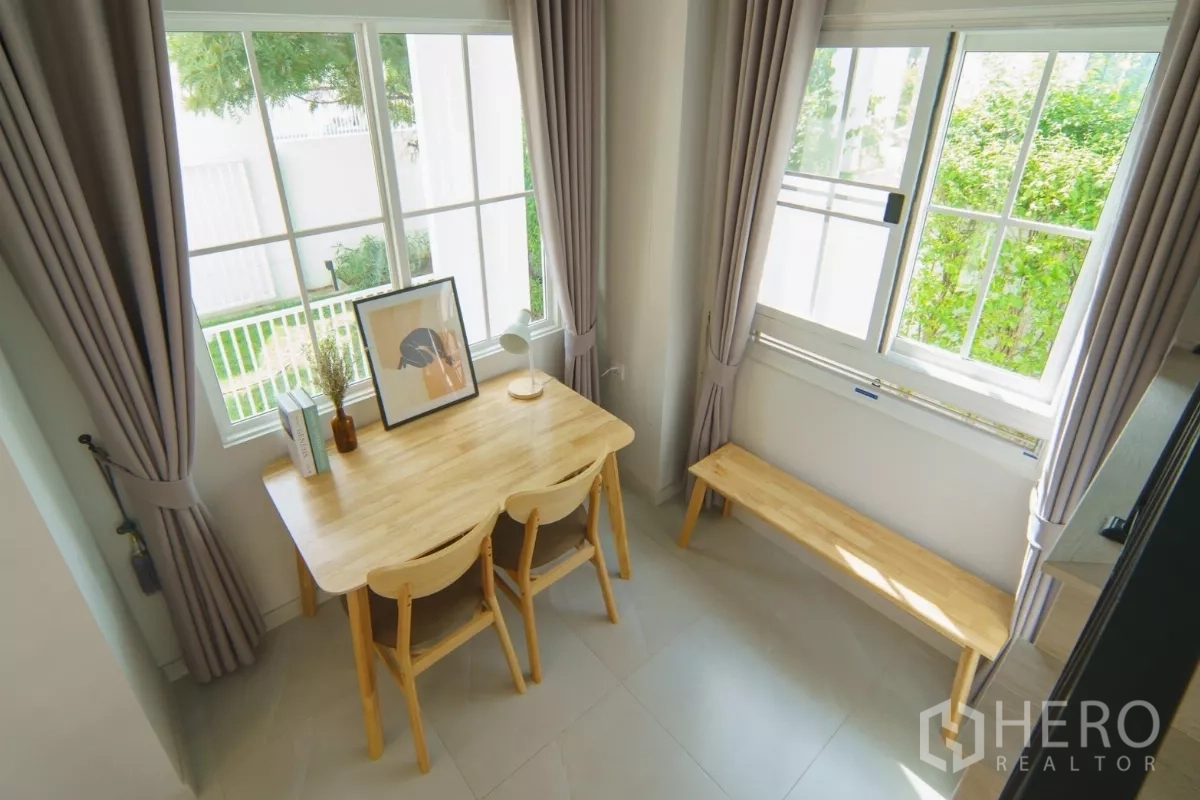 Detached House for rent in Bang Phli, Samut Prakan - Bright study nook by corner windows overlooking the small garden.