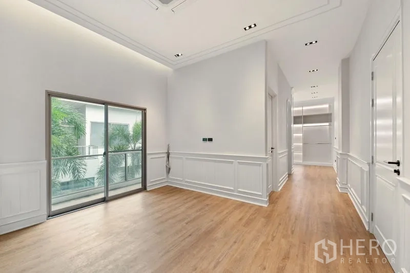 บ้าน ขาย - ห้องสวีทชั้นบนสว่าง มีระเบียงและโถงเชื่อมไปห้องน้ำตู้เสื้อผ้า