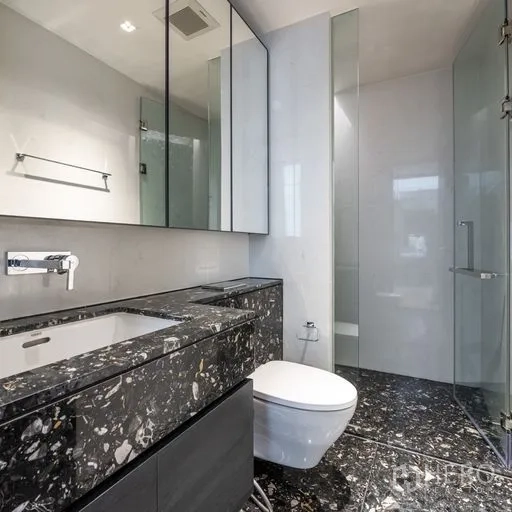 คอนโด ให้เช่าในKhlong Toei, Bangkok - ห้องน้ำสมัยใหม่พร้อมเคาน์เตอร์หินอ่อนดำ ตู้กระจก และตู้ฝักบัวกระจก