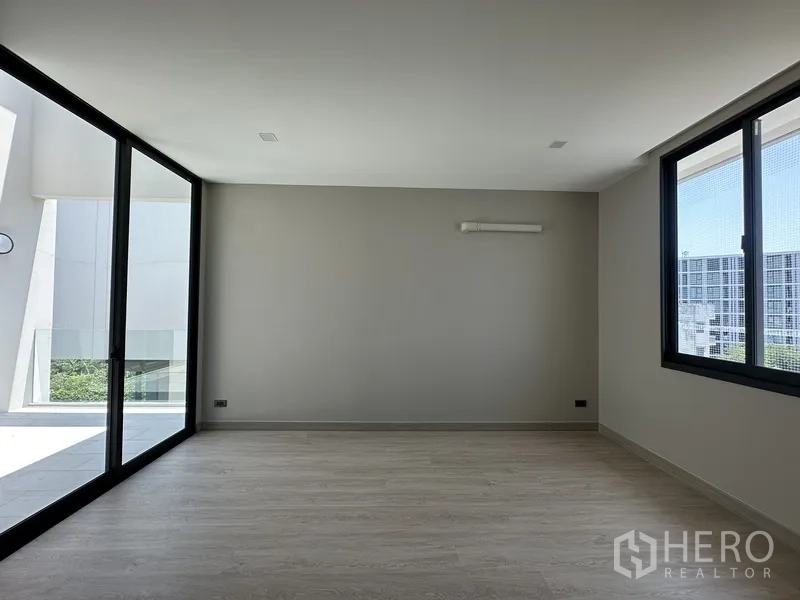 โฮมออฟฟิศ for rent or sale in Suan Luang, Bangkok - ห้องชั้นบนพื้นไม้พร้อมประตูกระจกออกสู่ระเบียง
