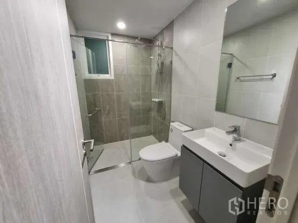 公寓 出租 - 现代卫浴，玻璃淋浴间、洗手台与马桶。