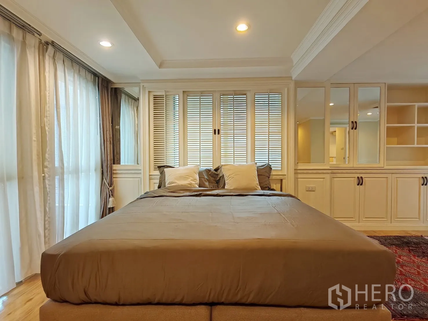 คอนโด ให้เช่าในPathum Wan, Bangkok - ภาพระยะใกล้เตียงนอนใหญ่ พร้อมหัวเตียงบานเกล็ดและผ้าม่านนุ่ม