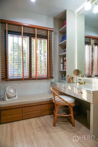 Detached House for sale in Bang Phli, Samut Prakan - Vanity area with bench by a window and storage drawers