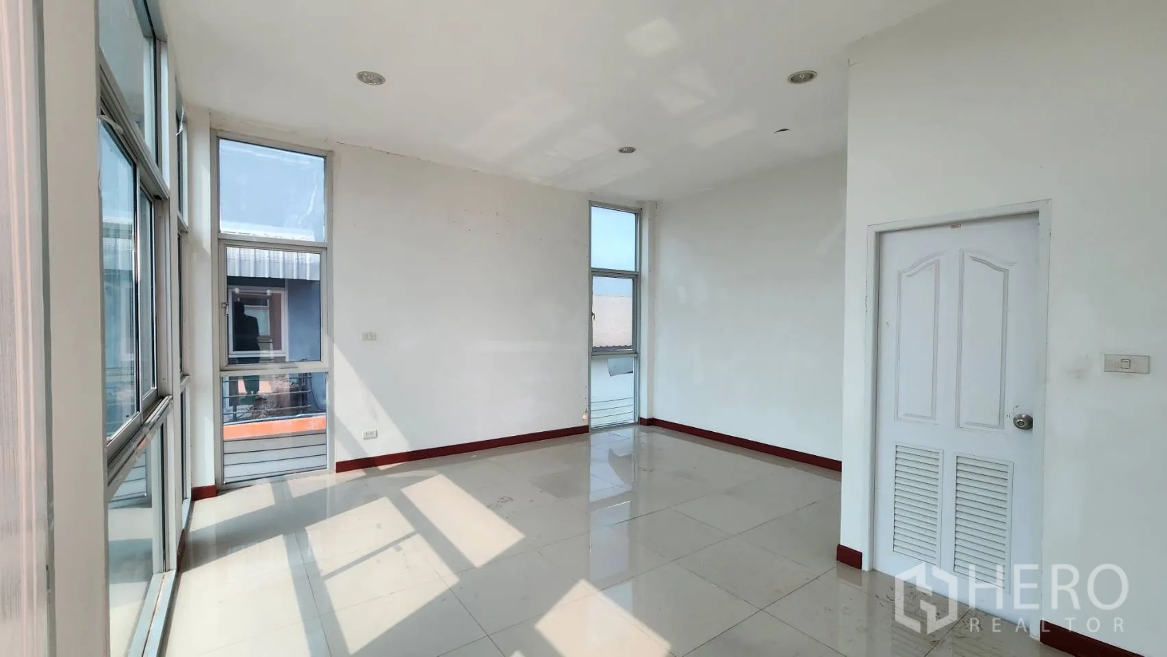 คลังสินค้า ให้เช่าในBang Khun Thian, Bangkok - ห้องทำงานชั้นบนสว่าง มีหน้าต่างสูงหลายบาน