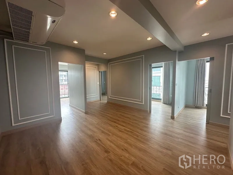 สำนักงานที่บ้าน ให้เช่าในSuan Luang, Bangkok - พื้นที่สำนักงานเปิดโล่ง พื้นลามิเนต ผนังบัวสีเทาและไฟฝังฝ้า