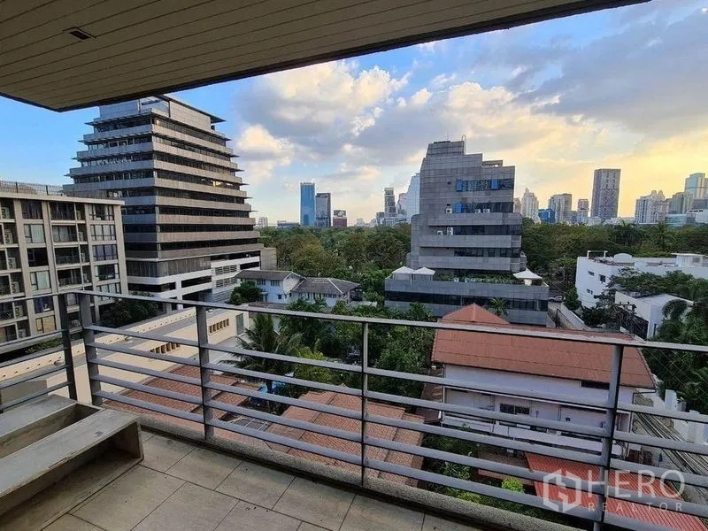 คอนโด ขายในPathum Wan, Bangkok - วิวระเบียงเห็นเส้นขอบฟ้าและพื้นที่สีเขียวของเมือง