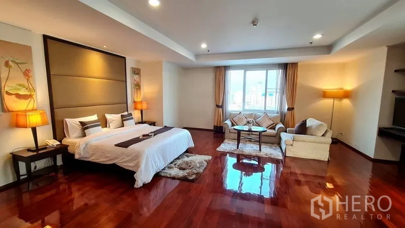 อพาร์ทเมนท์ ให้เช่าในWatthana, Bangkok - ห้องนอนใหญ่กว้าง พื้นไม้เงางาม มุมรับแขก และหน้าต่างบานใหญ่