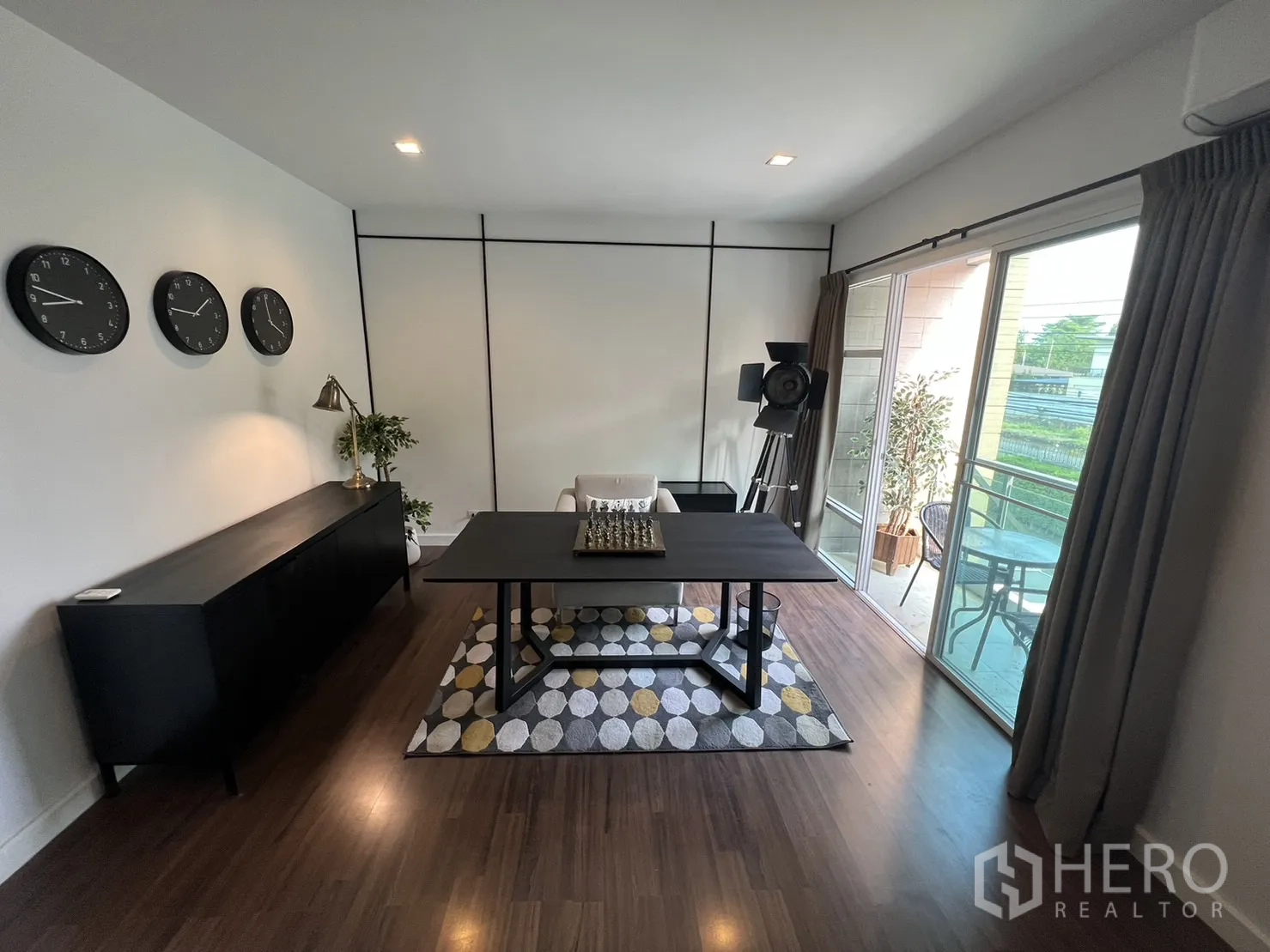 ทาวน์เฮาส์ for rent in Suan Luang, Bangkok - ห้องอเนกประสงค์เปิดออกสู่ระเบียงผ่านประตูกระจกบานเลื่อน.